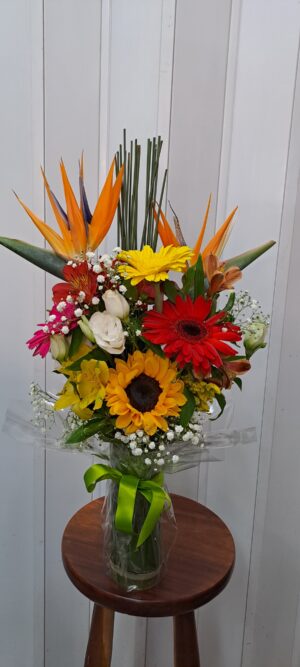 Buque no bambu com flores nobres