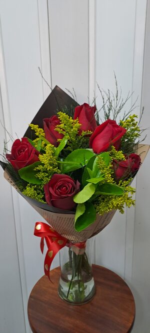 Buque com 6 rosas